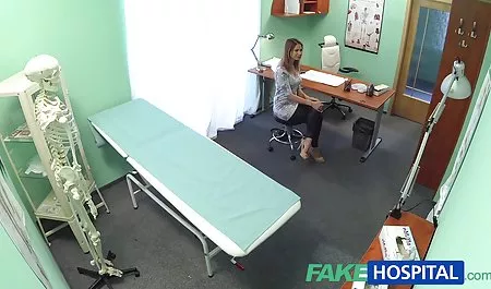 او یک معشوقه بلوند را به یک هتل آورد و یک دختر سایت فیلم سکس گی لاغر را در یک نمایش گاوچران لعنتی