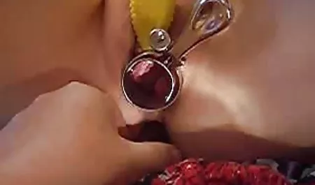 جنا راس با انگشتان دست و ویبراتور شکاف را سکسی گی خارجی صاف می کند