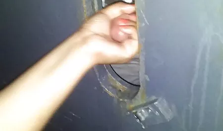 در حالی که بازی می کند با مادر دوست دخترش رابطه جنسی برقرار کنید فیلم سکسی خانواده گی