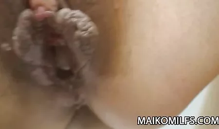 پسر جوان فیلم سکی گی آریانا ماری را لگد می زند