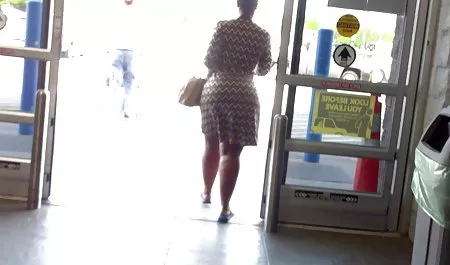 مرد عزیز سرخ شده مرغ برنزه لانا را سرخ می کند عكس سكس گي