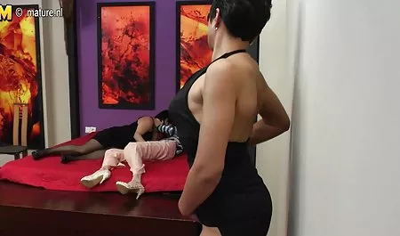 او یک شلخته جوان را با فیلمسکسیهمجنسباز رنگهای حلقوی سر خود می اندازد