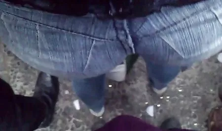 یک پسر باریک و یک زن کلیپ سکس گی نوجوان با جوانان کوچک در ورزشگاه می خندند